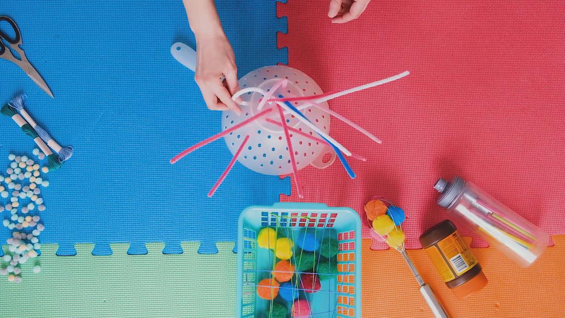 Naredi sama: Preproste igrače za spodbujanje fine motorike (VIDEO)